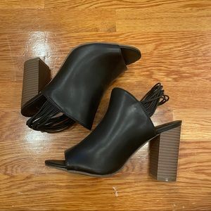 Beautiful open toed mules 🖤